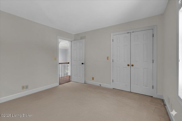 514 Woodlake Dr, Louisville, KY 40245