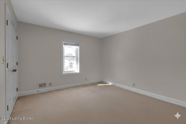 514 Woodlake Dr, Louisville, KY 40245