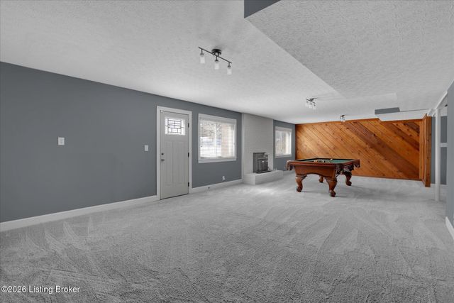 514 Woodlake Dr, Louisville, KY 40245