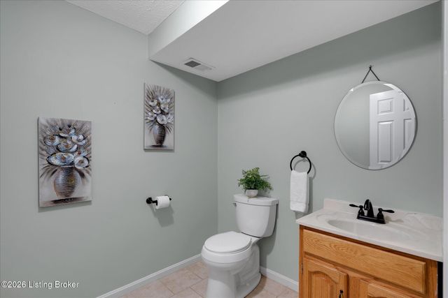 514 Woodlake Dr, Louisville, KY 40245