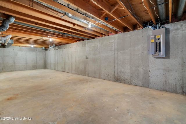 514 Woodlake Dr, Louisville, KY 40245