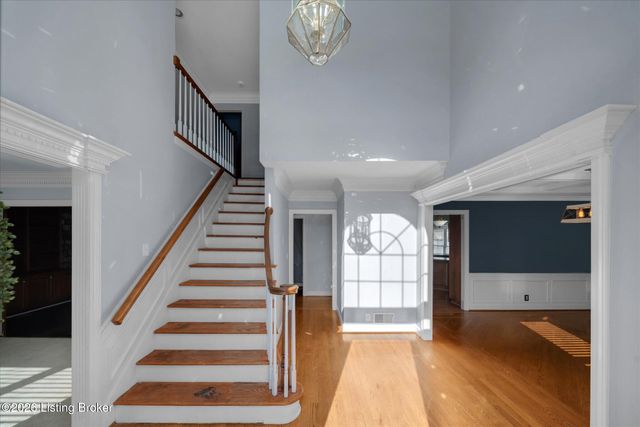 514 Woodlake Dr, Louisville, KY 40245