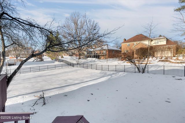 514 Woodlake Dr, Louisville, KY 40245