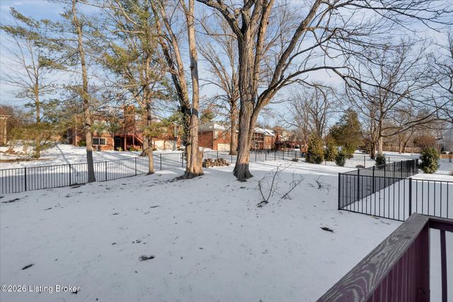 514 Woodlake Dr, Louisville, KY 40245