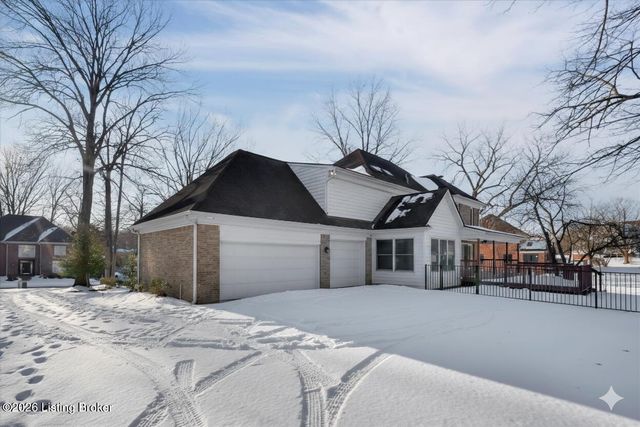 514 Woodlake Dr, Louisville, KY 40245