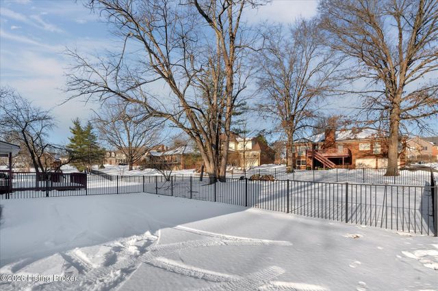 514 Woodlake Dr, Louisville, KY 40245