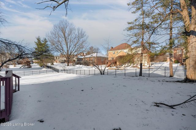 514 Woodlake Dr, Louisville, KY 40245