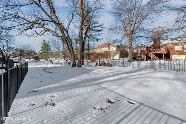 514 Woodlake Dr, Louisville, KY 40245