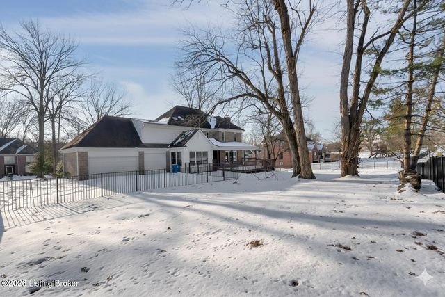 514 Woodlake Dr, Louisville, KY 40245