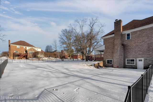 514 Woodlake Dr, Louisville, KY 40245