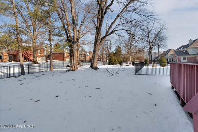 514 Woodlake Dr, Louisville, KY 40245