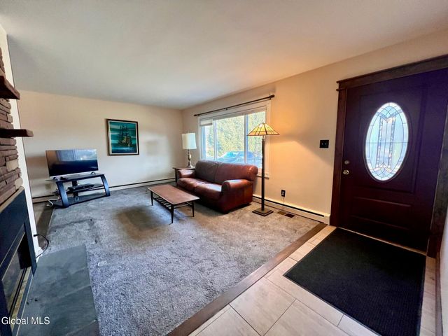 12 Gregory Lane, Colonie, NY 12211