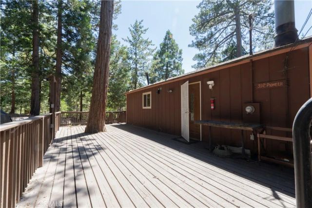 392 Pioneer, Lake Arrowhead, CA 92352