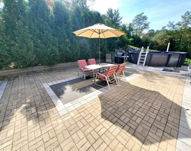 4 Bernards Way, Rochester, MA 02770