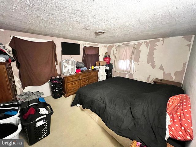 13 E PENNSYLVANIA AVE, Yoe, PA 17313