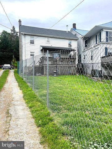 13 E PENNSYLVANIA AVE, Yoe, PA 17313