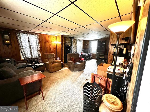 13 E PENNSYLVANIA AVE, Yoe, PA 17313