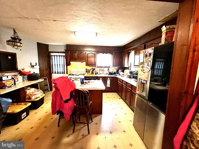 13 E PENNSYLVANIA AVE, Yoe, PA 17313