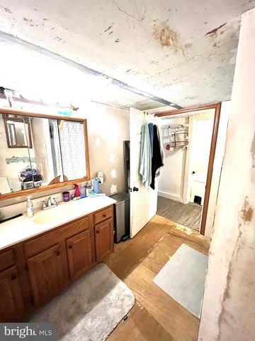 13 E PENNSYLVANIA AVE, Yoe, PA 17313