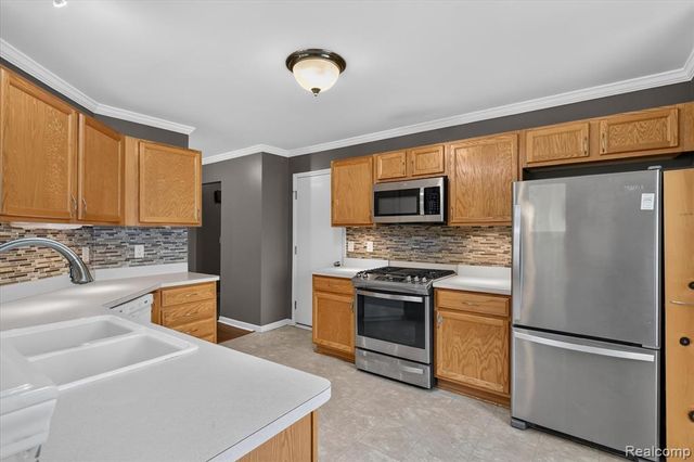 8589 Barrington Drive, Ypsilanti, MI 48198
