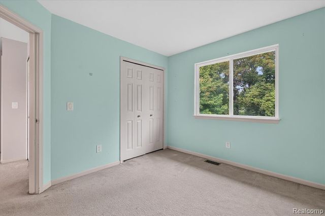 8589 Barrington Drive, Ypsilanti, MI 48198