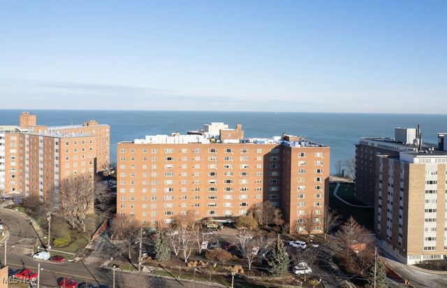 11820 Edgewater Drive 110, Lakewood, OH 44107