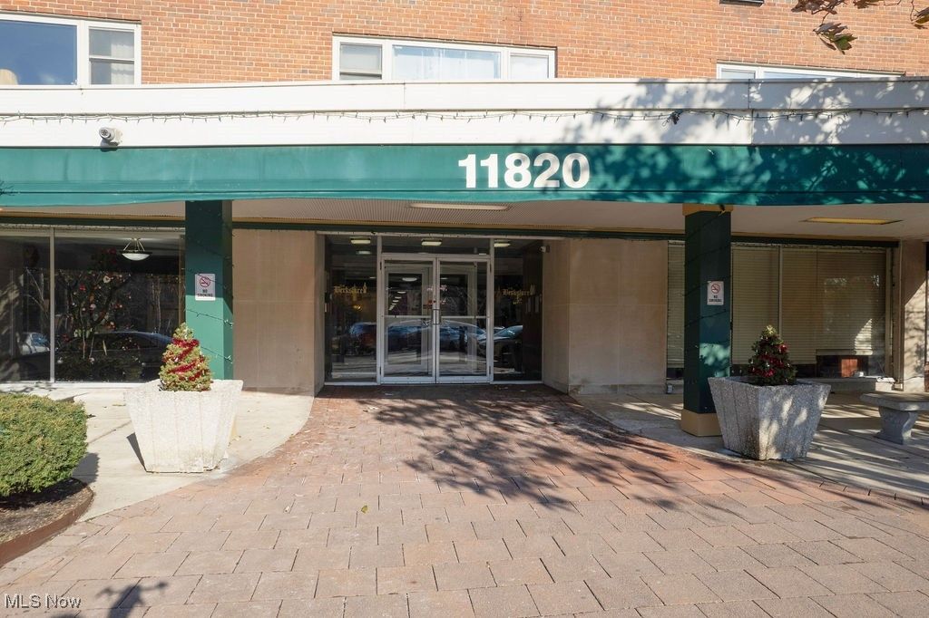 11820 Edgewater Drive 110, Lakewood, OH 44107