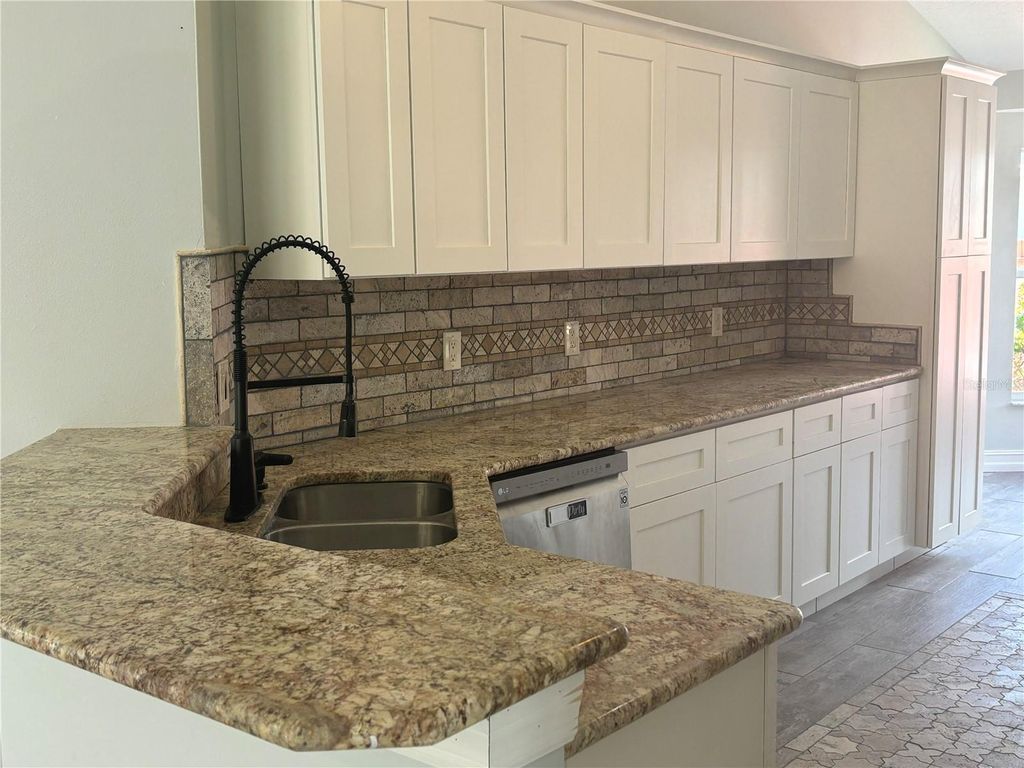 Image 4 of property listing at 2830 STRAND CIRCLE, Oviedo, FL 32765