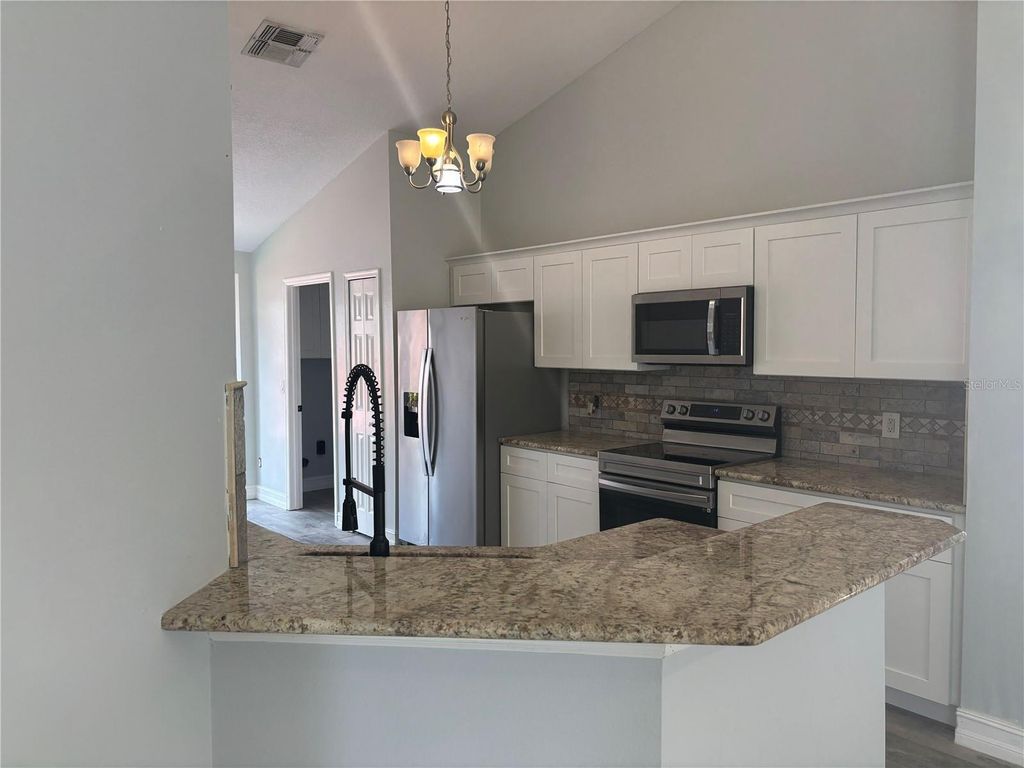 Image 5 of property listing at 2830 STRAND CIRCLE, Oviedo, FL 32765