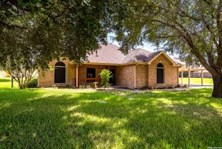 516 Lake Valley Dr, La Vernia, TX 78121