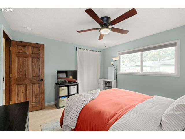 8827 Se KNAPP St, Portland, OR 97266