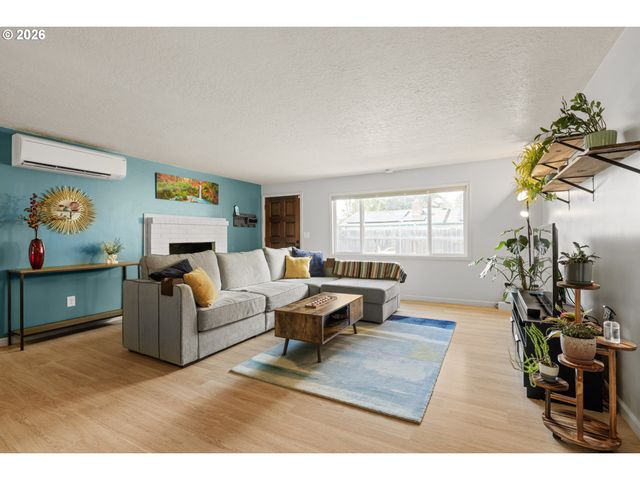 8827 Se KNAPP St, Portland, OR 97266