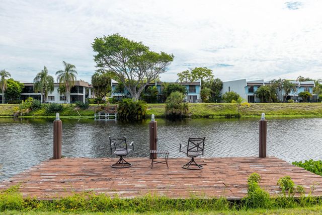 33 Oregon Lane, Boca Raton, FL 33487