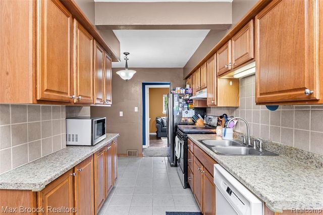 2741 Longmeadow Drive, Trenton, MI 48183