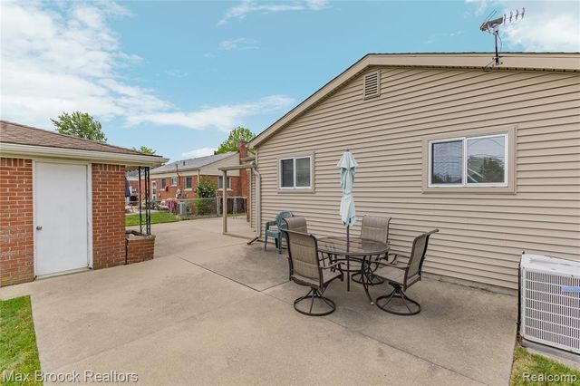 2741 Longmeadow Drive, Trenton, MI 48183