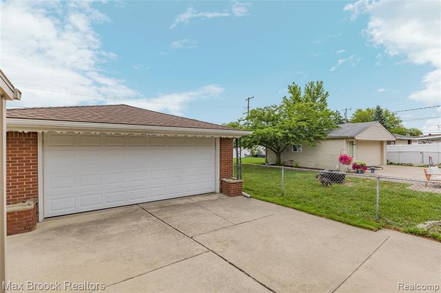 2741 Longmeadow Drive, Trenton, MI 48183