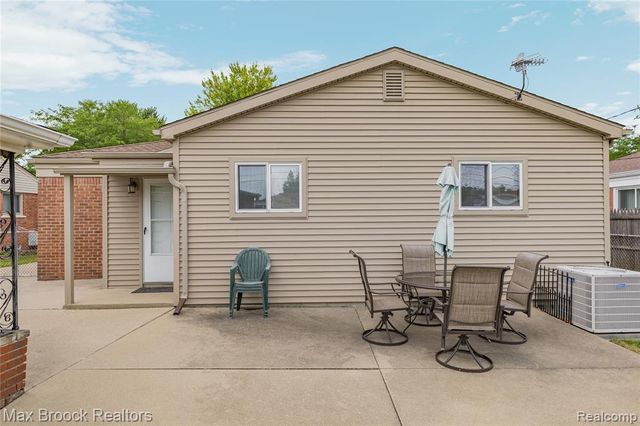 2741 Longmeadow Drive, Trenton, MI 48183