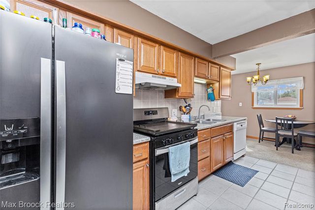 2741 Longmeadow Drive, Trenton, MI 48183