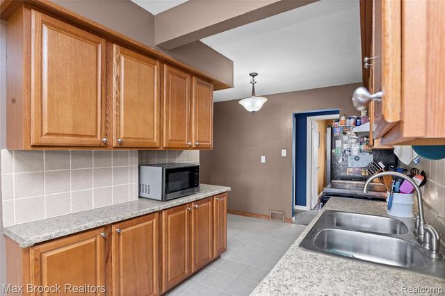 2741 Longmeadow Drive, Trenton, MI 48183