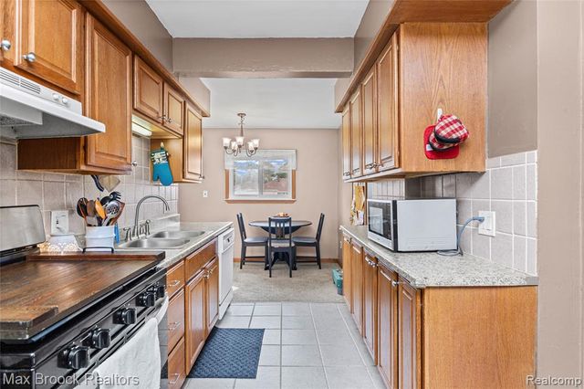 2741 Longmeadow Drive, Trenton, MI 48183