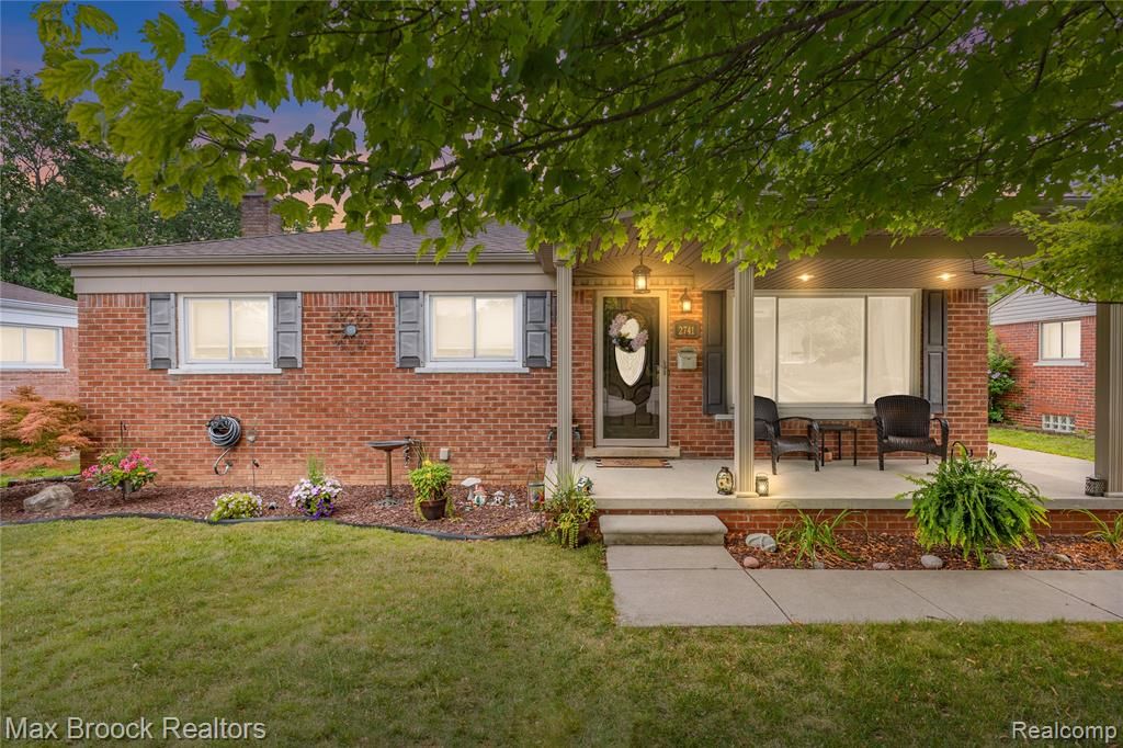 2741 Longmeadow Drive, Trenton, MI 48183