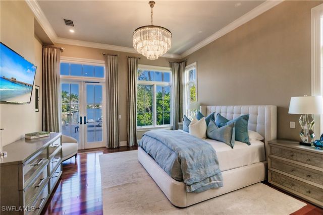 2450 Tarpon RD, Naples, FL 34102