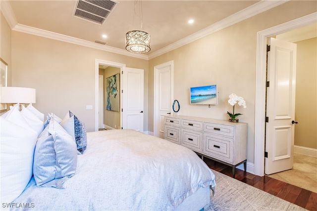 2450 Tarpon RD, Naples, FL 34102