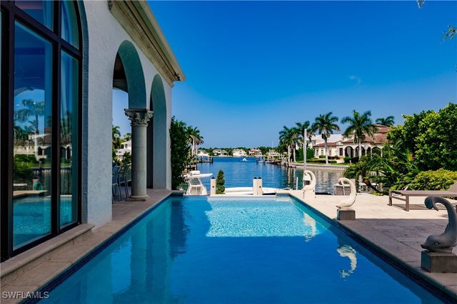 2450 Tarpon RD, Naples, FL 34102