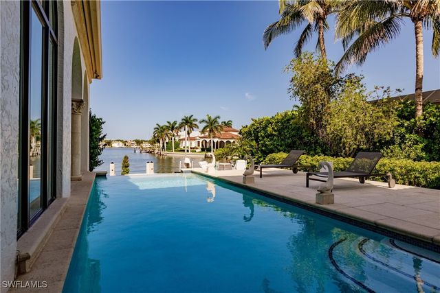 2450 Tarpon RD, Naples, FL 34102