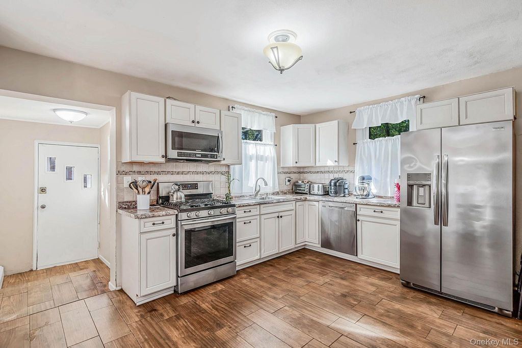 60 S Evergreen Drive, Selden, NY 11784 — photo 4