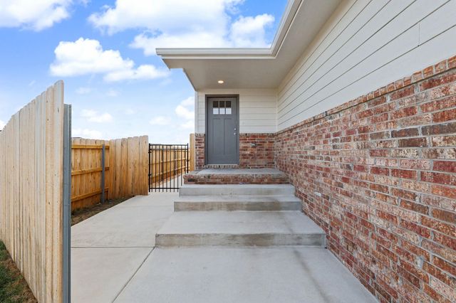 9285 E Fox Pointe, Bel Aire, KS 67226