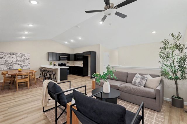 9285 E Fox Pointe, Bel Aire, KS 67226