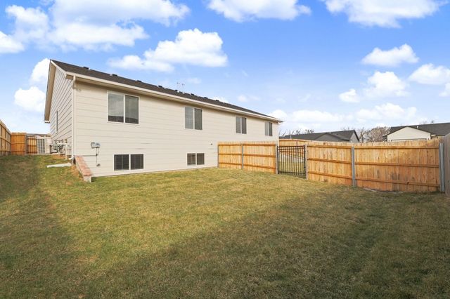 9285 E Fox Pointe, Bel Aire, KS 67226