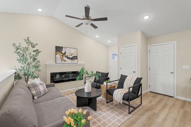 9285 E Fox Pointe, Bel Aire, KS 67226